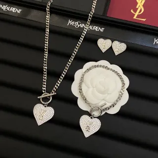 Saint Laurent प्रेम हार्ट चांदी सफेद Pavé Crystal Hearts Toggle Clasp Chains Necklace