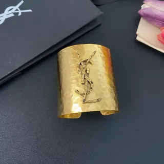 सेन्ट लॉरेंट Monogram Cuff हैमर्ड गोल्ड टोन ब्रेसलेट
