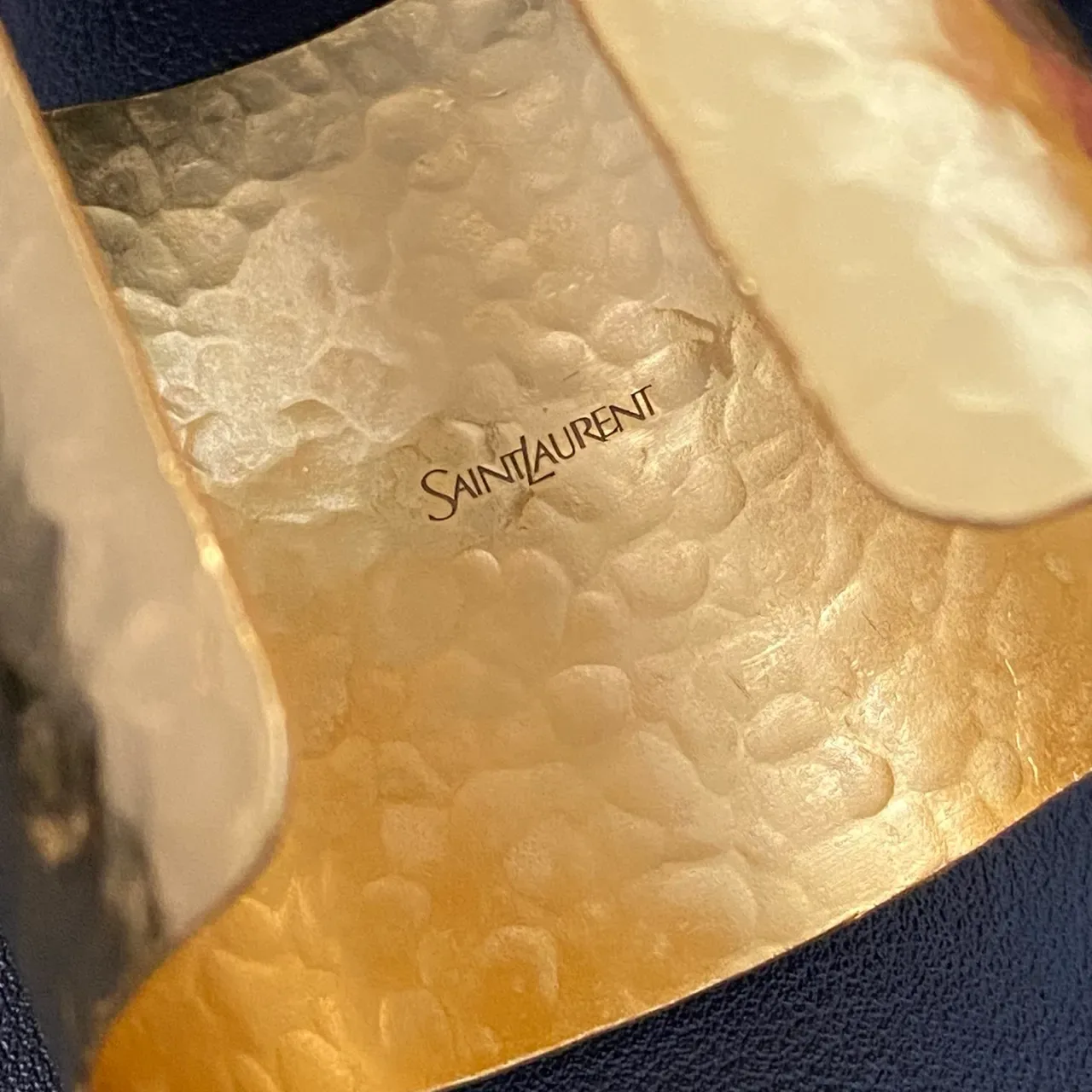 سانت لوران Monogram Cuff سوار مطروق ذهبي اللون 4