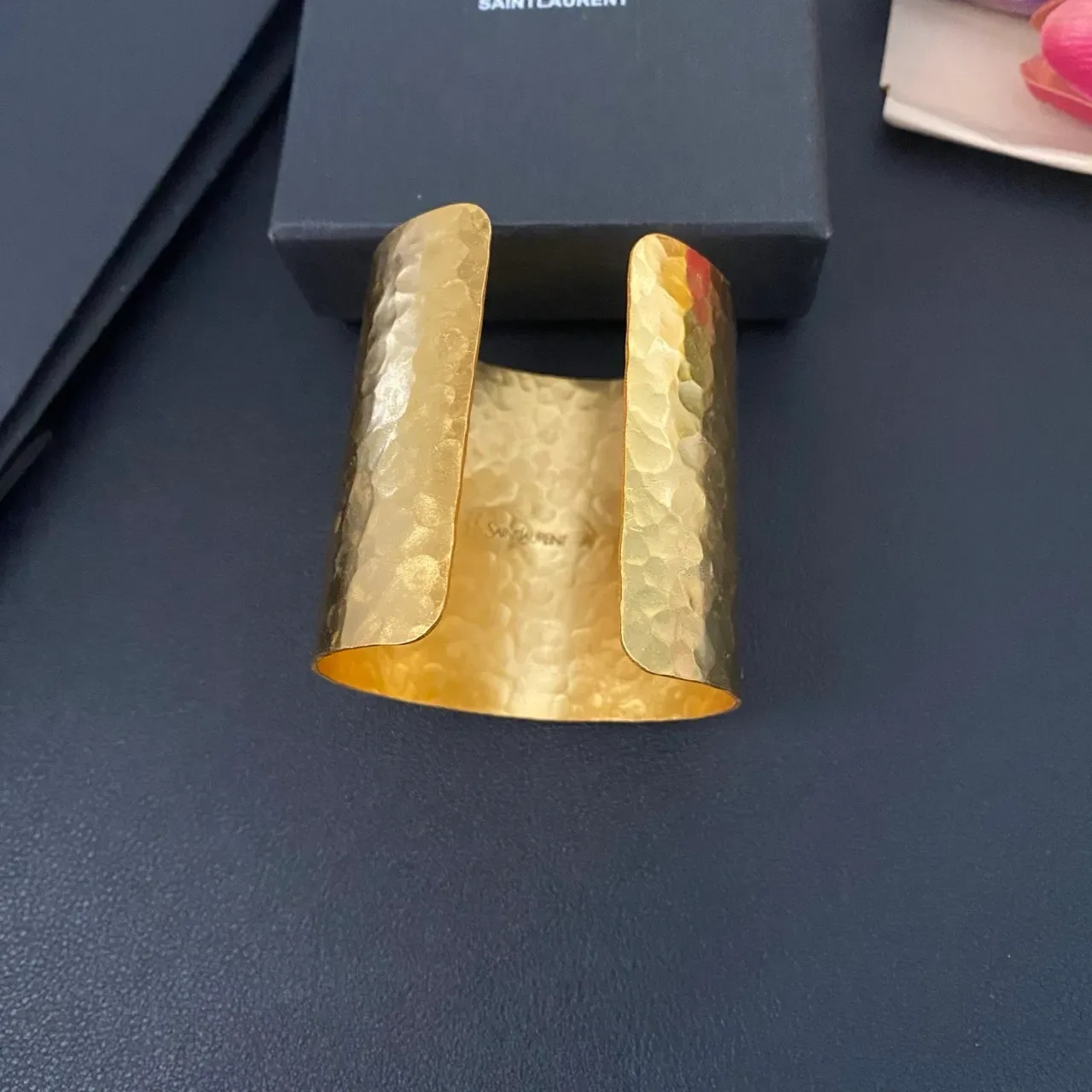 سانت لوران Monogram Cuff سوار مطروق ذهبي اللون 5