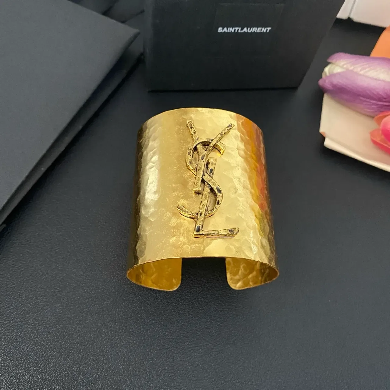 سانت لوران Monogram Cuff سوار مطروق ذهبي اللون 6