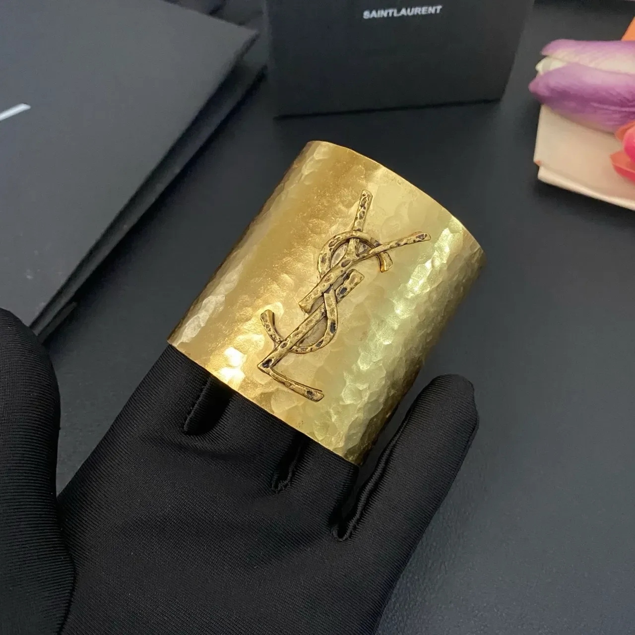 سانت لوران Monogram Cuff سوار مطروق ذهبي اللون 7