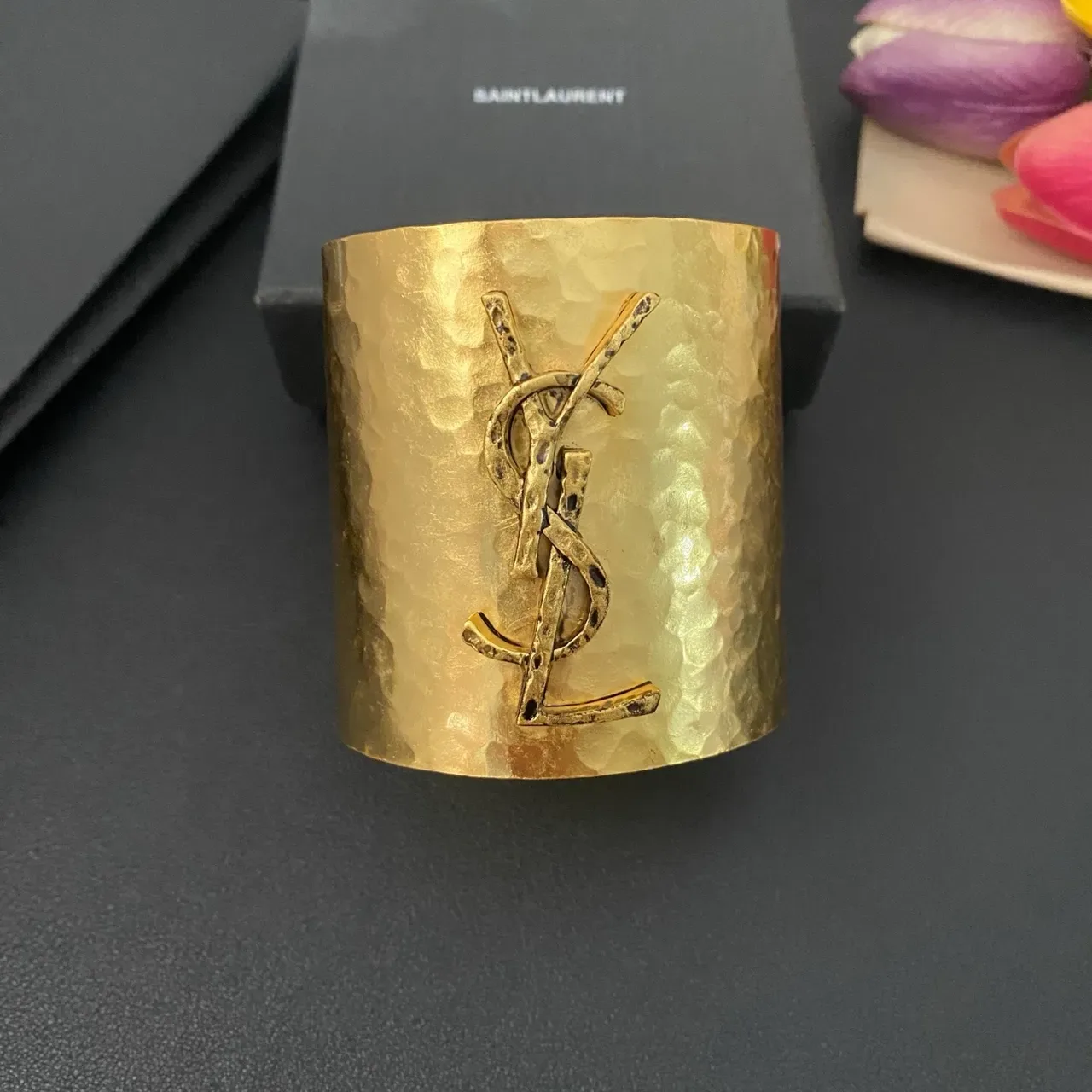 سانت لوران Monogram Cuff سوار مطروق ذهبي اللون 8