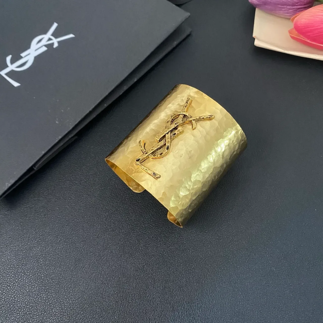 سانت لوران Monogram Cuff سوار مطروق ذهبي اللون 9