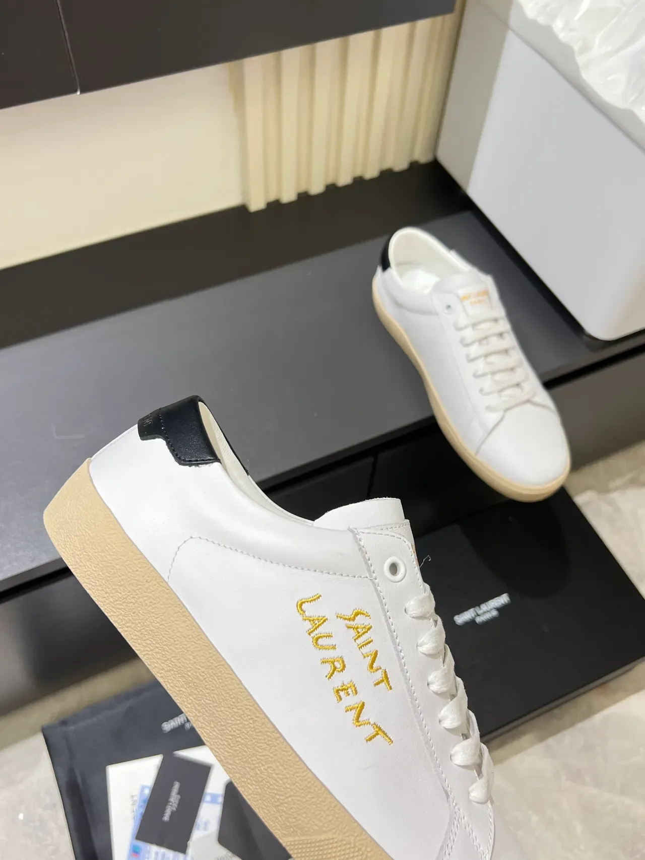 Saint Laurent सफेद काला चमड़े की ऊपरी सोने की सिलाई लॉगो लाइफस्टाइल स्नीकर 3
