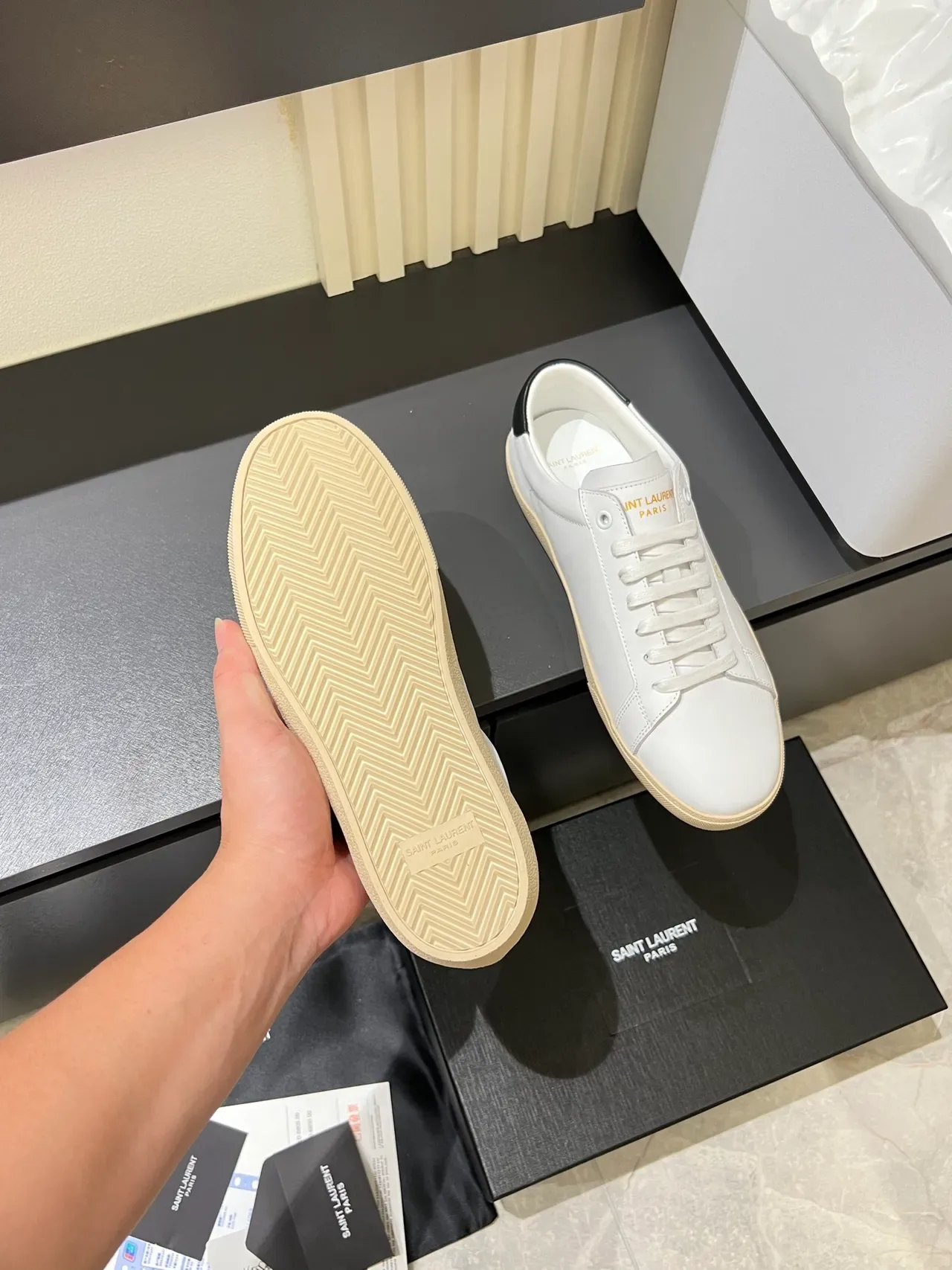 Saint Laurent सफेद काला चमड़े की ऊपरी सोने की सिलाई लॉगो लाइफस्टाइल स्नीकर 4