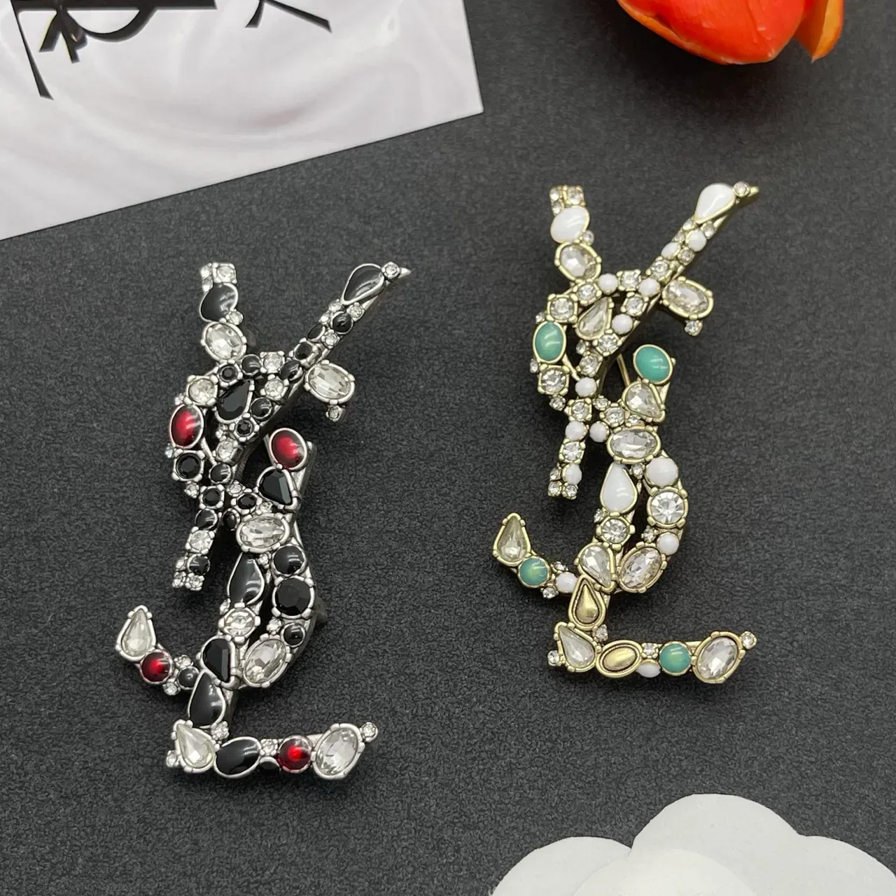 Saint Laurent YSL Monogram Broche de Cristal y Esmalte 2