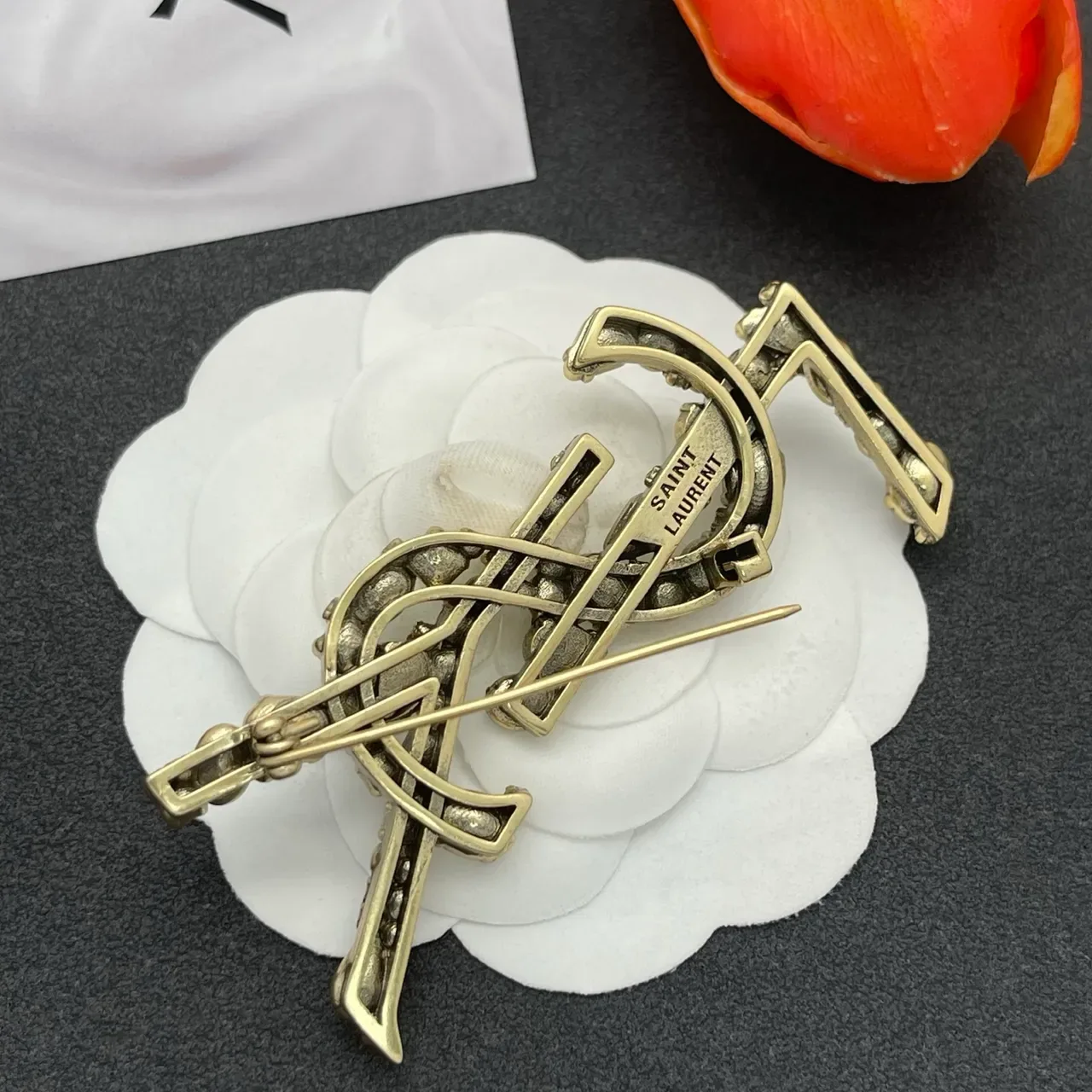 Saint Laurent YSL Monogram Broche de Cristal y Esmalte 3