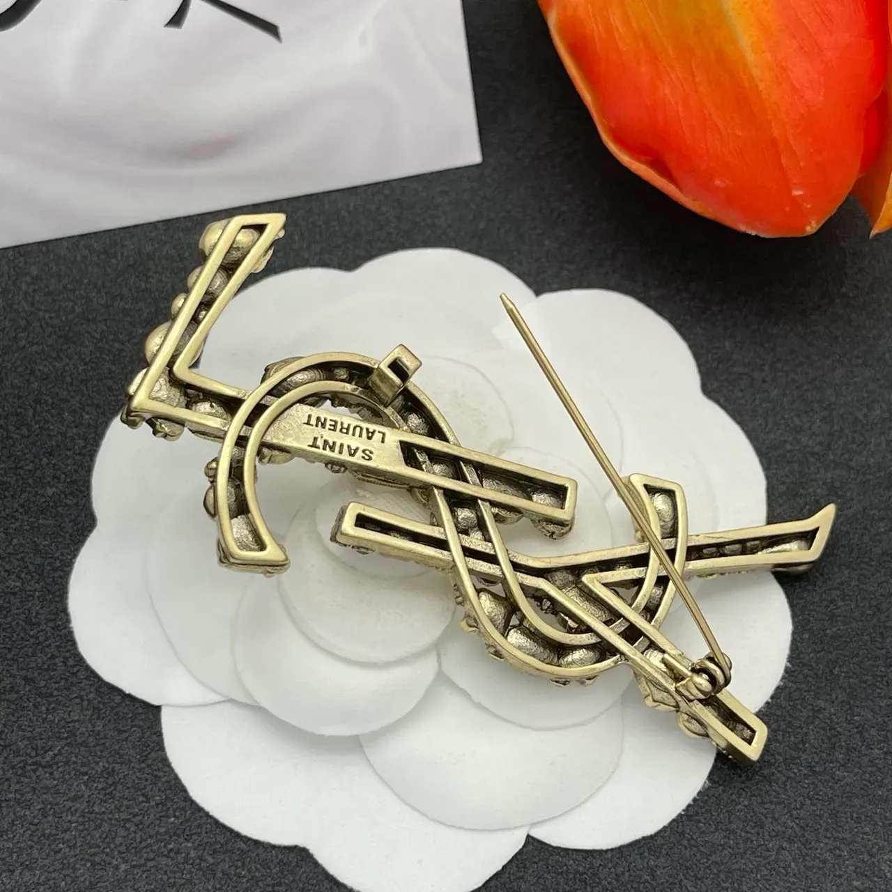 Saint Laurent YSL Monogram Broche de Cristal y Esmalte 4