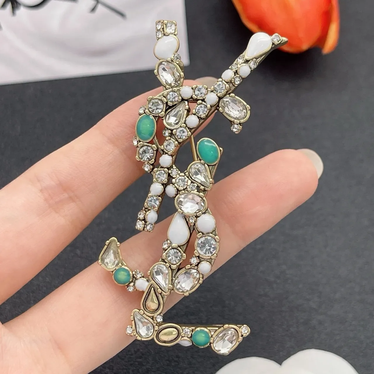 Saint Laurent YSL Monogram Broche de Cristal y Esmalte 8