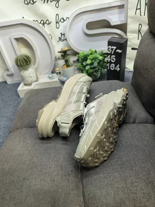 Salomon Beige 露趾系带休闲凉鞋 6