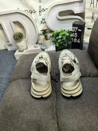 Salomon Beige 露趾系带休闲凉鞋 8