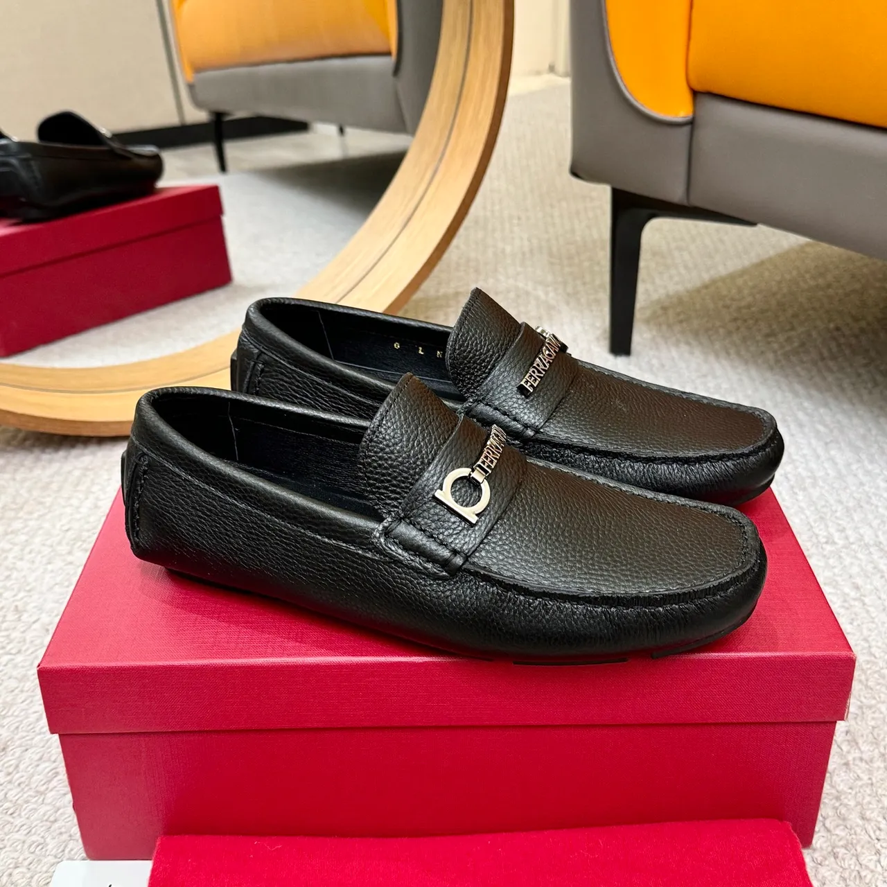 Salvatore Ferragamo Gancini Mocassins de Couro Preto Texturizado 4