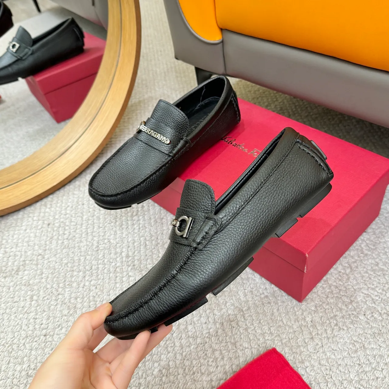 Salvatore Ferragamo Gancini Mocassins de Couro Preto Texturizado 5
