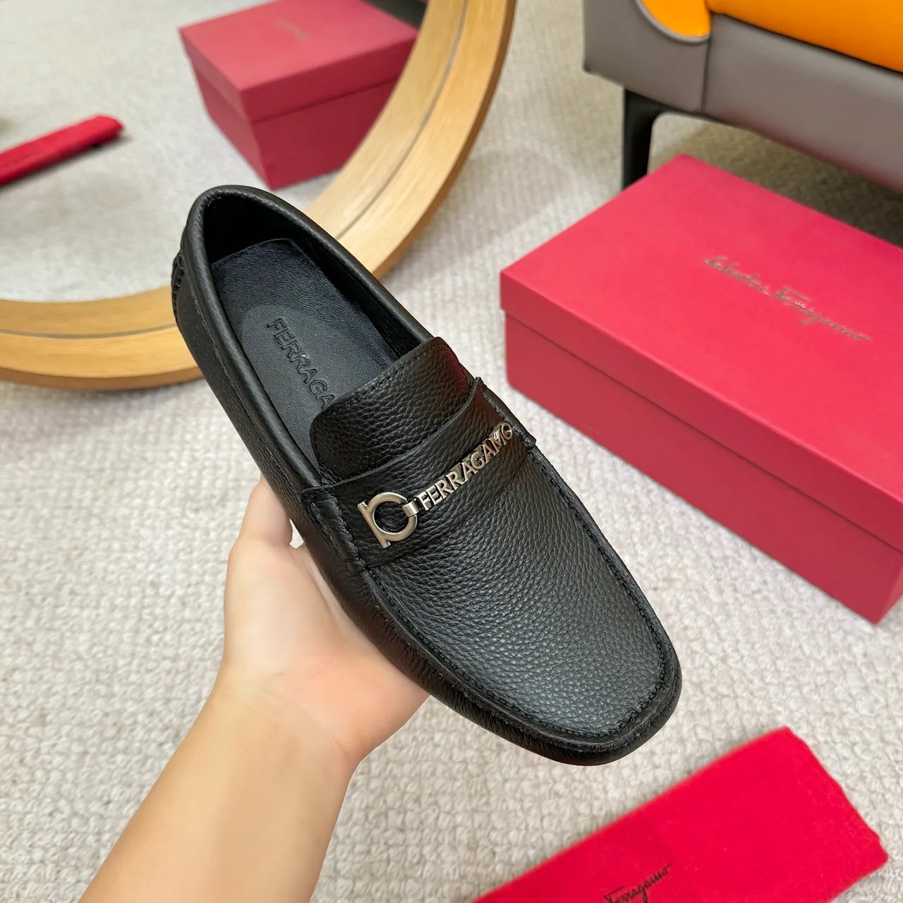 Salvatore Ferragamo Gancini Mocassins de Couro Preto Texturizado 6