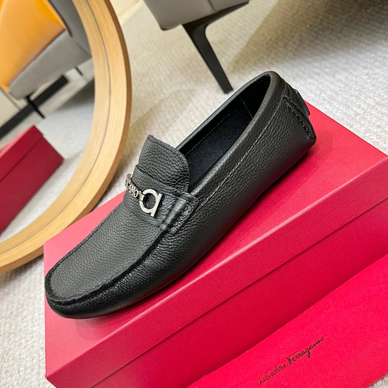Salvatore Ferragamo Gancini Mocassins de Couro Preto Texturizado 7