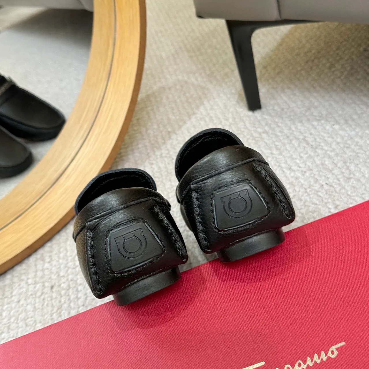 Salvatore Ferragamo Gancini Mocassins de Couro Preto Texturizado 10