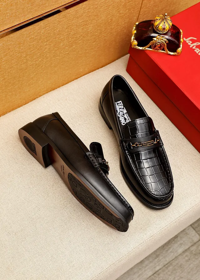 Salvatore Ferragamo Gancini Loafer Mocassins de couro preto com estampagem de crocodilo 2