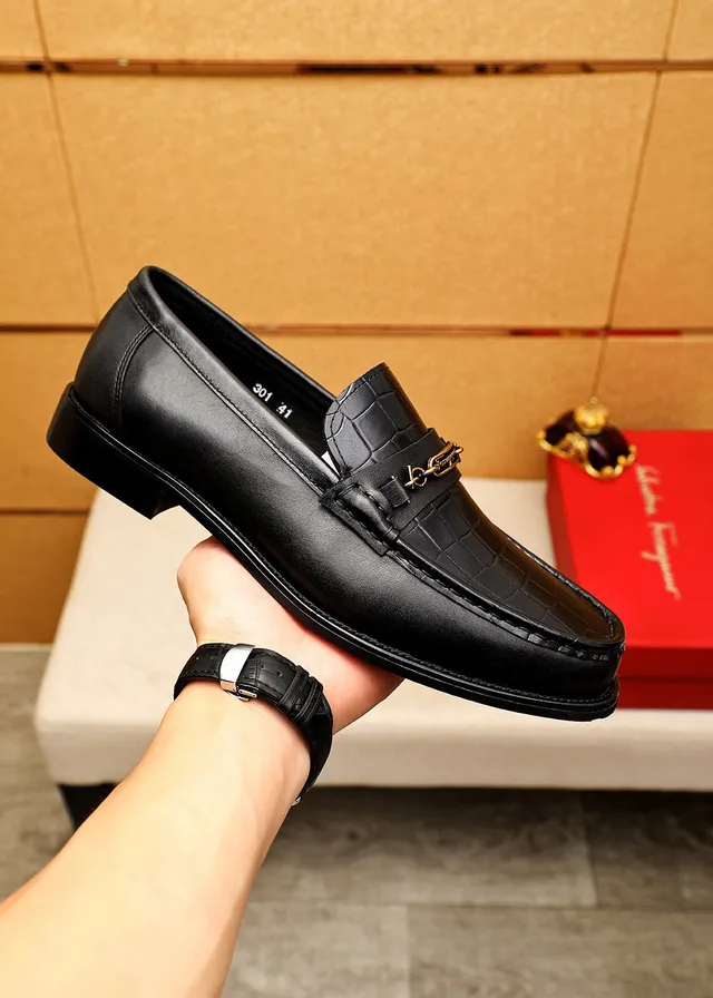 Salvatore Ferragamo Gancini Loafer Mocassins de couro preto com estampagem de crocodilo 3