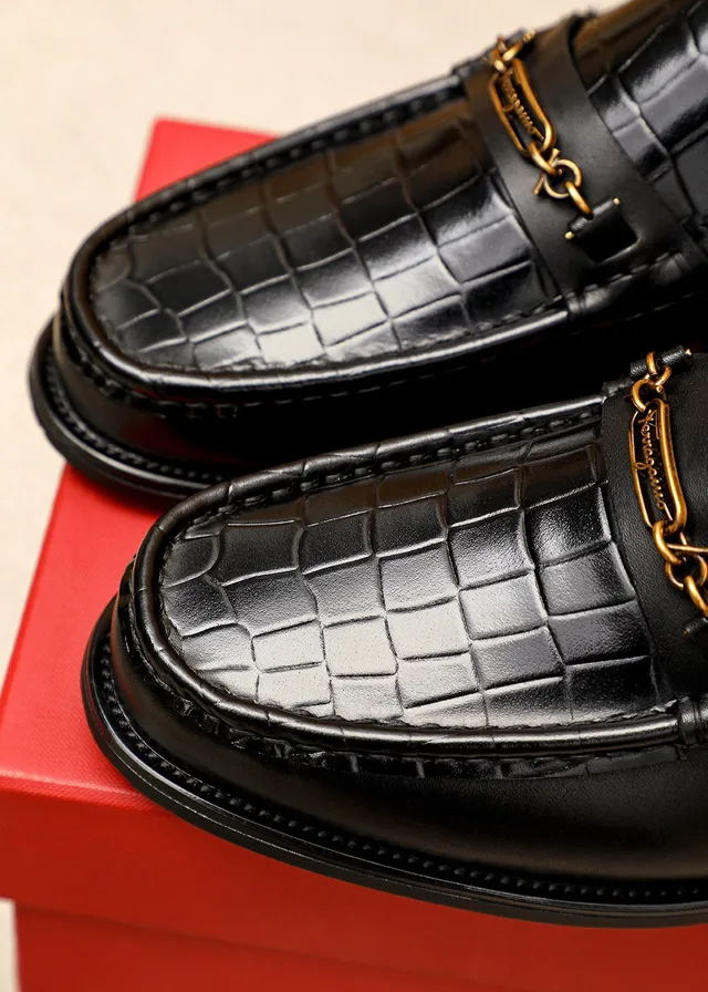 Salvatore Ferragamo Gancini Loafer Mocassins de couro preto com estampagem de crocodilo 6
