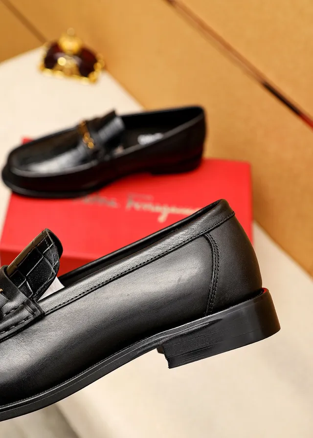 Salvatore Ferragamo Gancini Loafer Mocassins de couro preto com estampagem de crocodilo 7