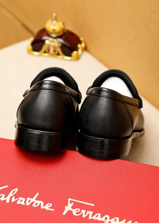 Salvatore Ferragamo Gancini Loafer Mocassins de couro preto com estampagem de crocodilo 8