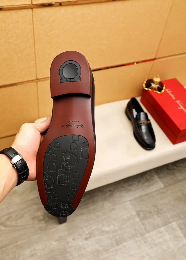 Salvatore Ferragamo Gancini Loafer Mocassins de couro preto com estampagem de crocodilo 9