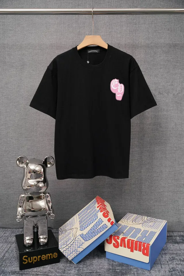 Camiseta Supreme estampa gráfica coração rosa 2
