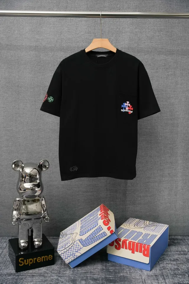 Camiseta Supreme con bolsillo y gráfico bordado 3