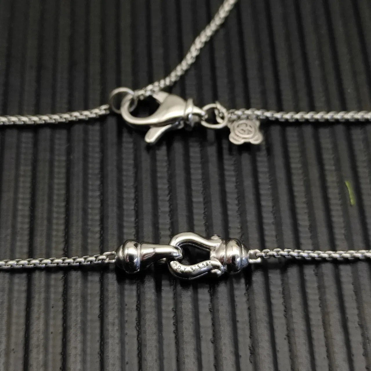 Tiffany & Co. HardWear 双色调 锁扣坠饰项链 4