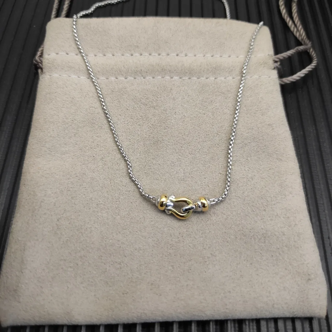 Tiffany & Co. HardWear 双色调 锁扣坠饰项链 7