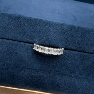 Tiffany & Co. चाँदी नेवी इमरल्ड-कट डायमंड शेयर्ड-प्रॉन्ग सेटिंग रिंग