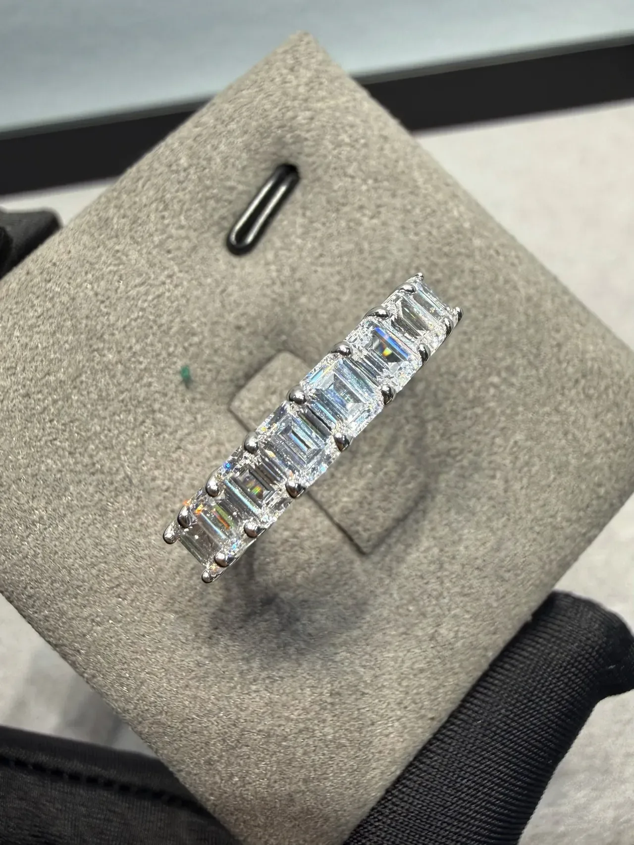 Tiffany & Co. সিলভার নেভি ইমারল্ড-কাট ডায়মন্ড শেয়ার্ড-প্রং সেটিং রিং 3