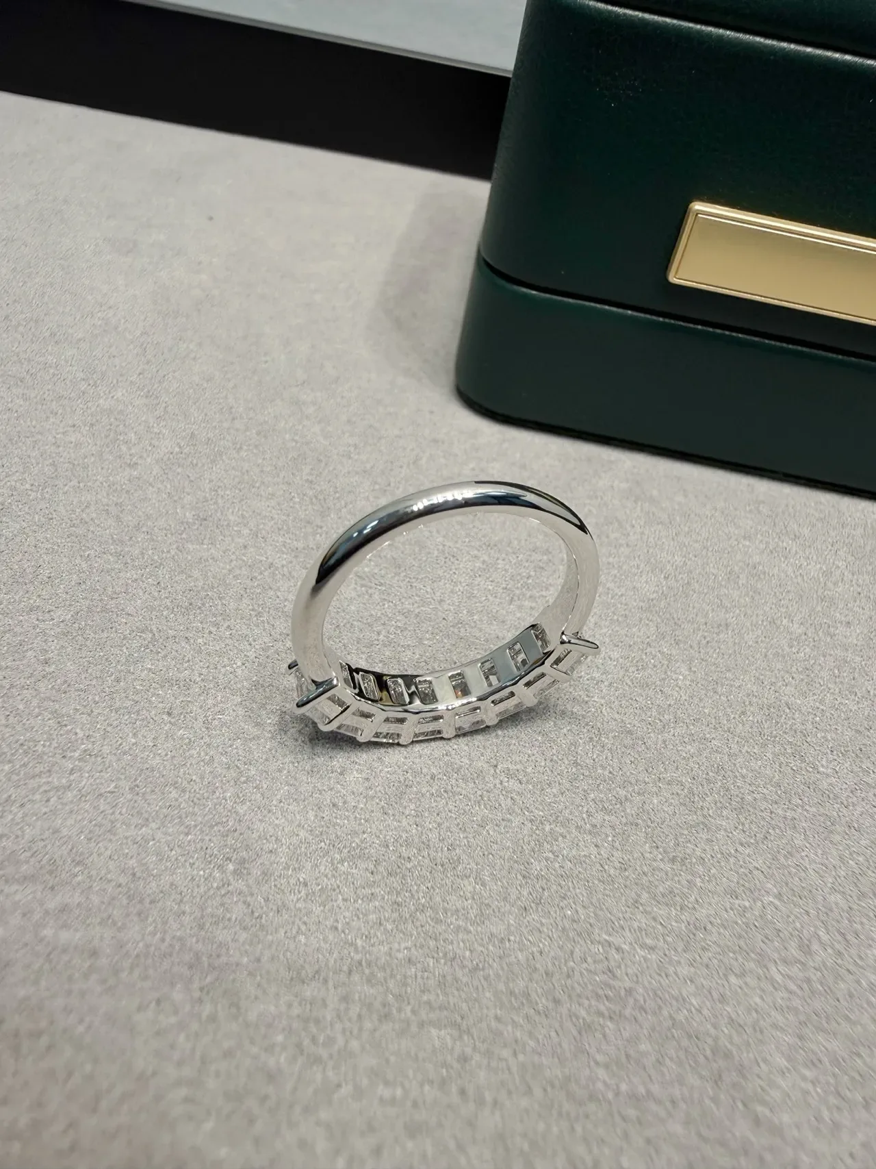 Tiffany & Co. সিলভার নেভি ইমারল্ড-কাট ডায়মন্ড শেয়ার্ড-প্রং সেটিং রিং 4