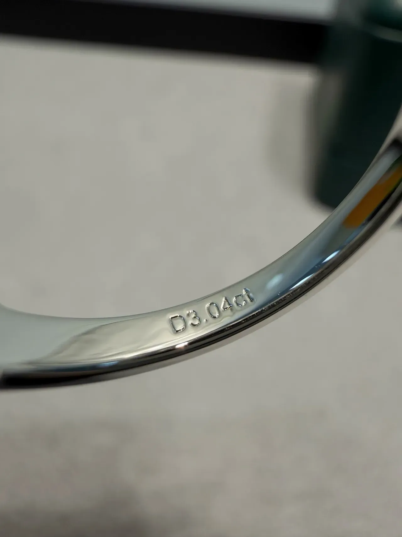 Tiffany & Co. সিলভার নেভি ইমারল্ড-কাট ডায়মন্ড শেয়ার্ড-প্রং সেটিং রিং 5