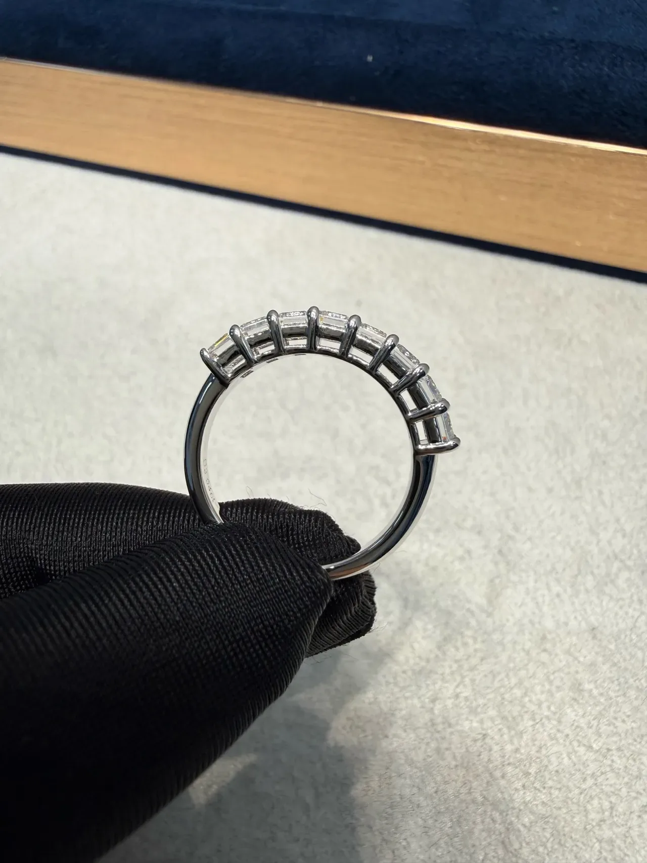 Tiffany & Co. সিলভার নেভি ইমারল্ড-কাট ডায়মন্ড শেয়ার্ড-প্রং সেটিং রিং 6