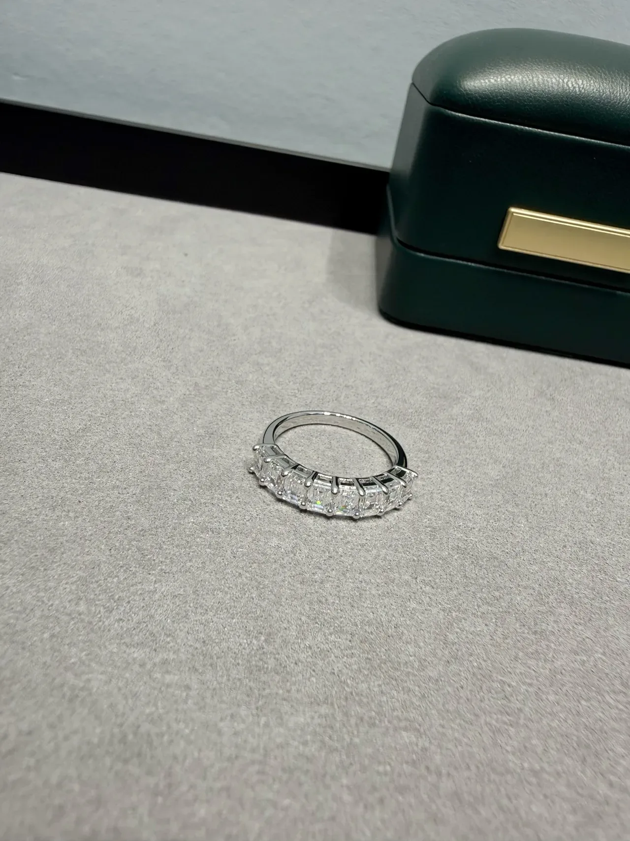 Tiffany & Co. সিলভার নেভি ইমারল্ড-কাট ডায়মন্ড শেয়ার্ড-প্রং সেটিং রিং 7