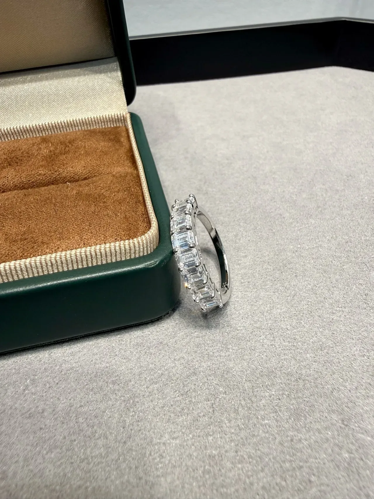 Tiffany & Co. সিলভার নেভি ইমারল্ড-কাট ডায়মন্ড শেয়ার্ড-প্রং সেটিং রিং 8