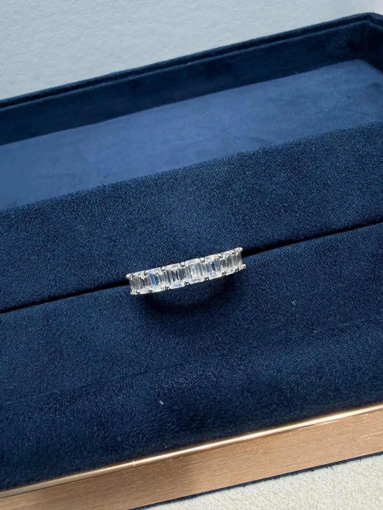 Tiffany & Co. সিলভার নেভি ইমারল্ড-কাট ডায়মন্ড শেয়ার্ড-প্রং সেটিং রিং 9