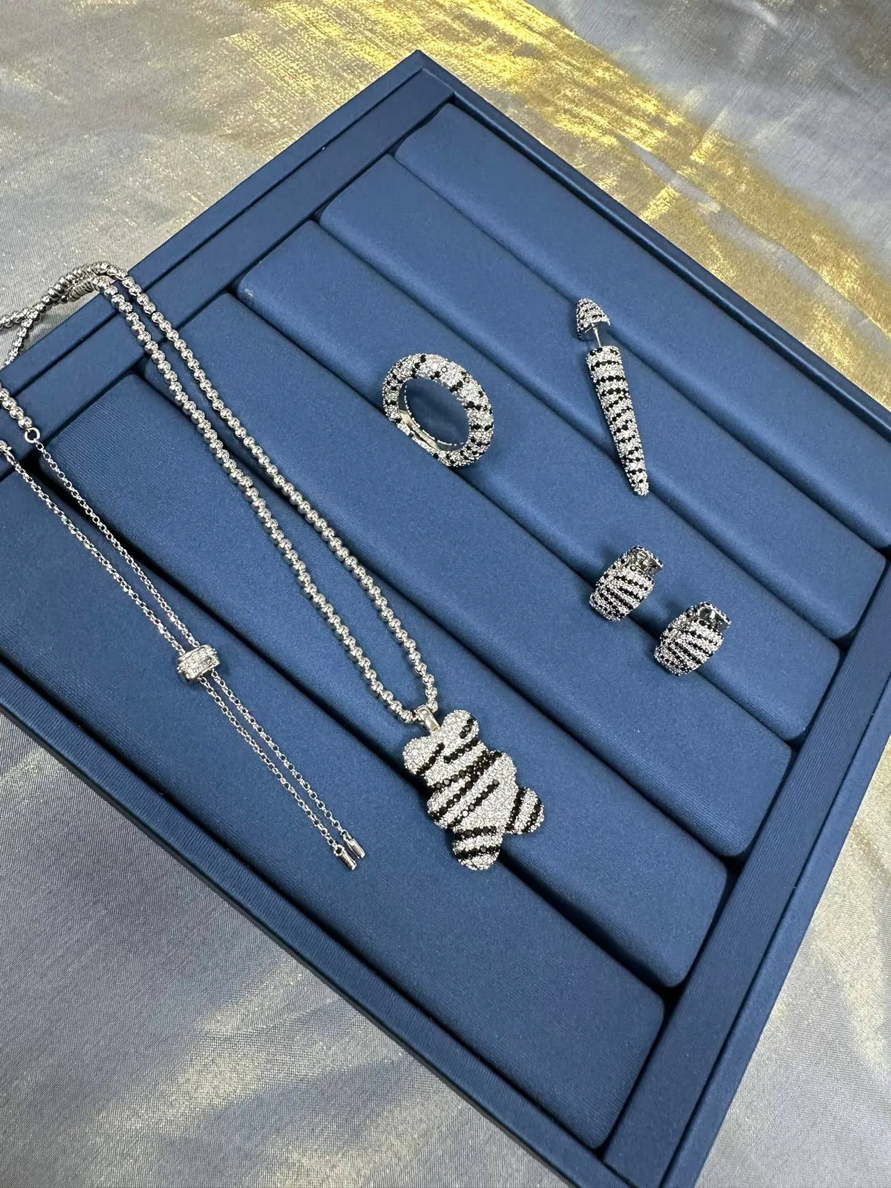 Tiffany & Co. রুপা সাদা Pavé-Set চওড়া আংটি 8
