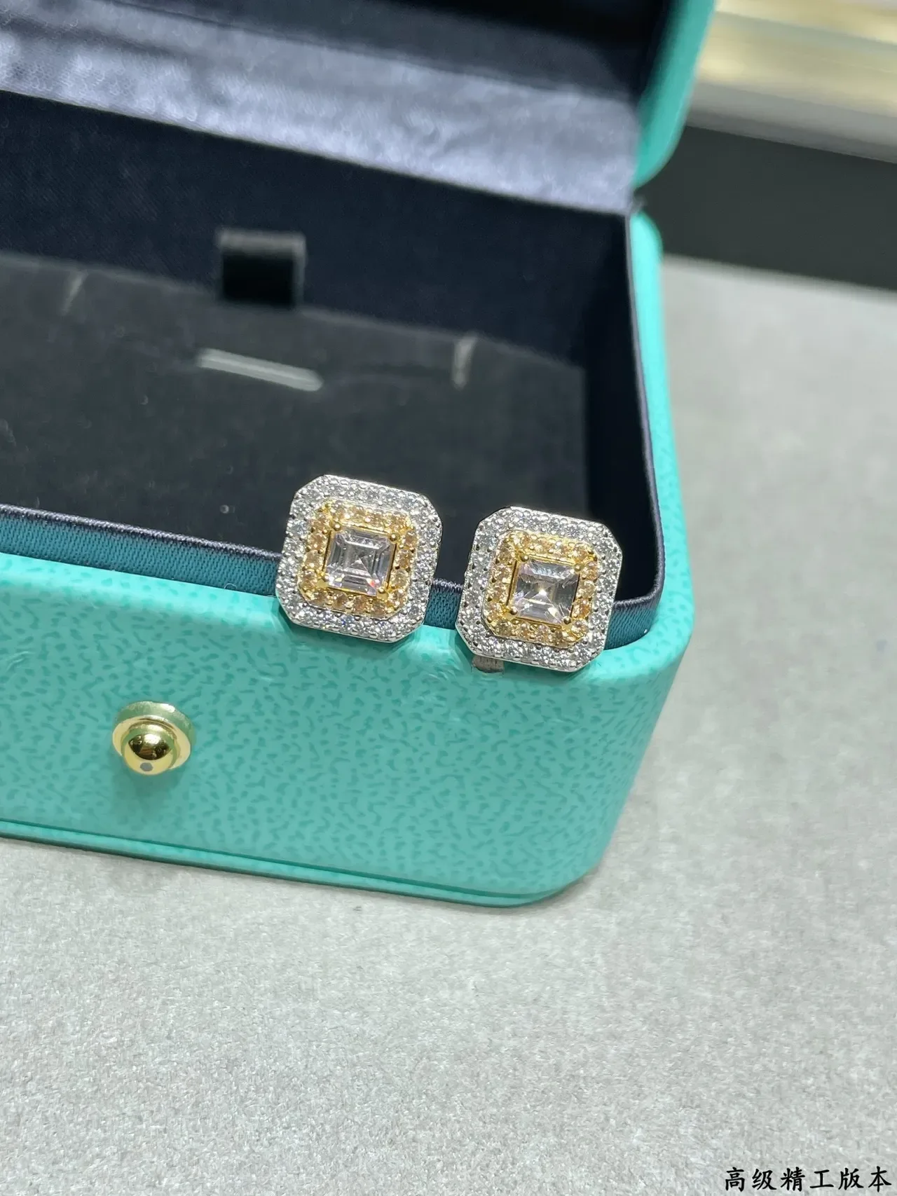 Tiffany & Co. 方形双环双色金耳钉 5