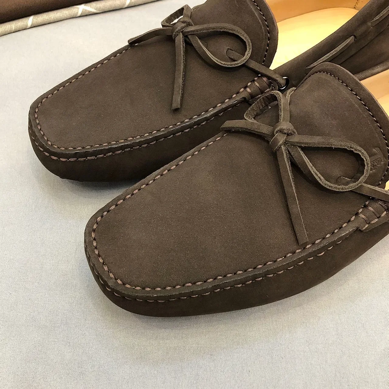 Tod's بني بيج نوبك شبيه للغامز الجزء العلوي الخياطة اليدوية موك تو لوفر 4