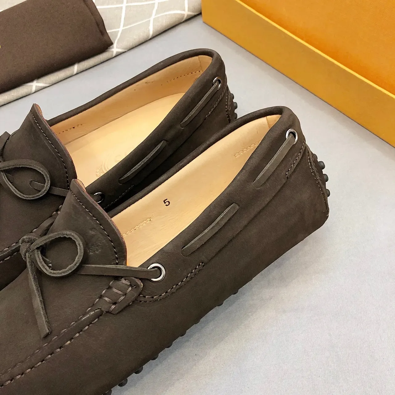 Tod's بني بيج نوبك شبيه للغامز الجزء العلوي الخياطة اليدوية موك تو لوفر 5