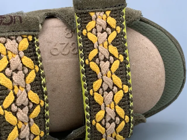 UGG أخضر الجيش بيج زيتون سويد مطرز زهور حزام كاجوال صندل 8