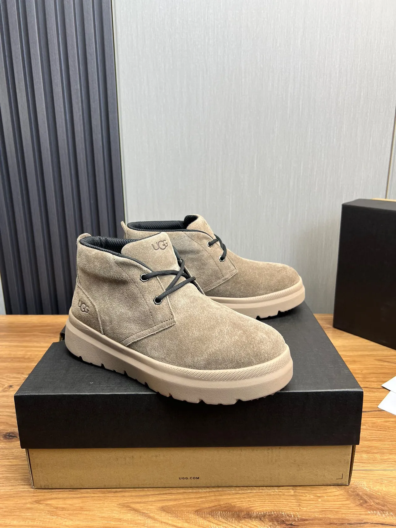UGG বেইজ কালো সুয়েড উপর লেস-আপ চক্কা এনকেল বুট 2