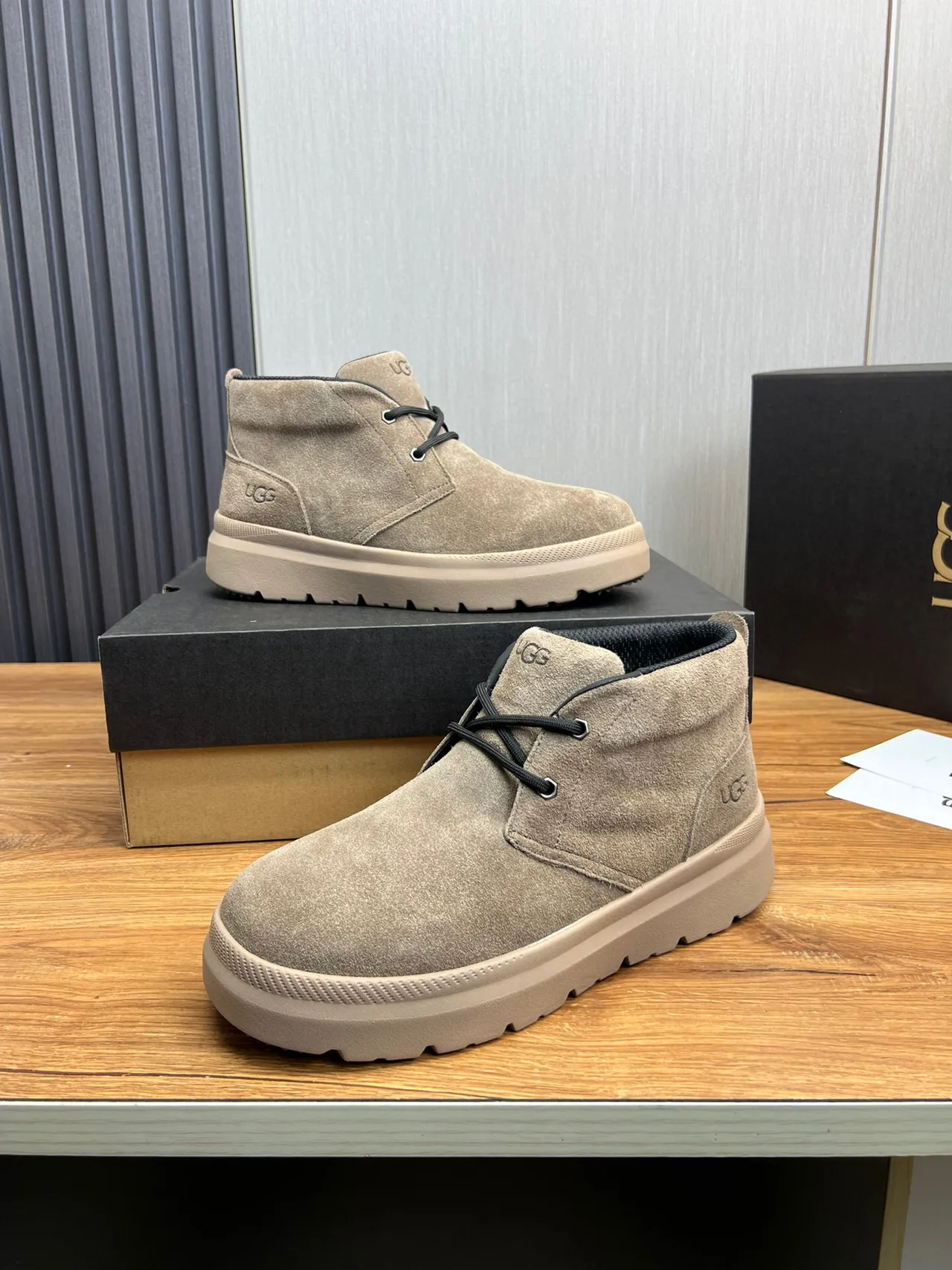 UGG বেইজ কালো সুয়েড উপর লেস-আপ চক্কা এনকেল বুট 3