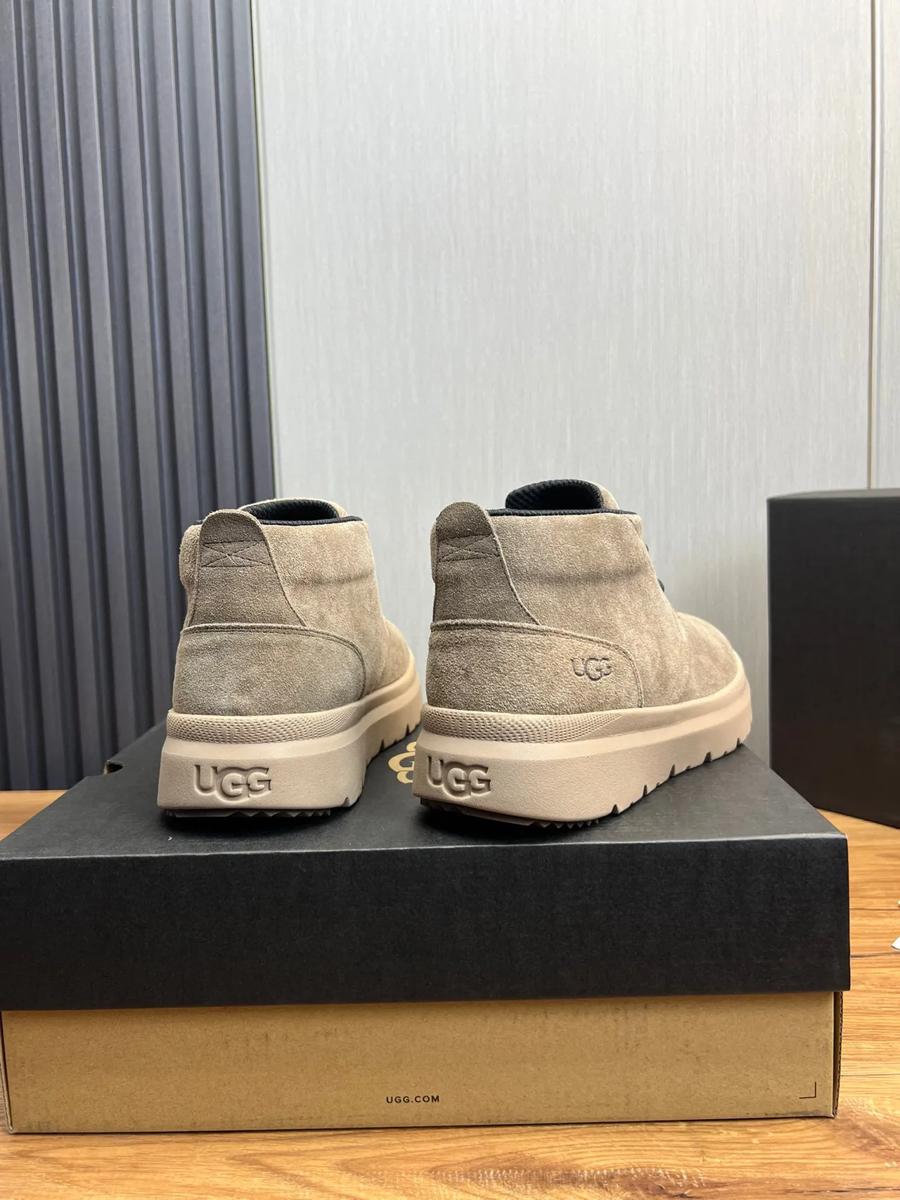 UGG বেইজ কালো সুয়েড উপর লেস-আপ চক্কা এনকেল বুট 4