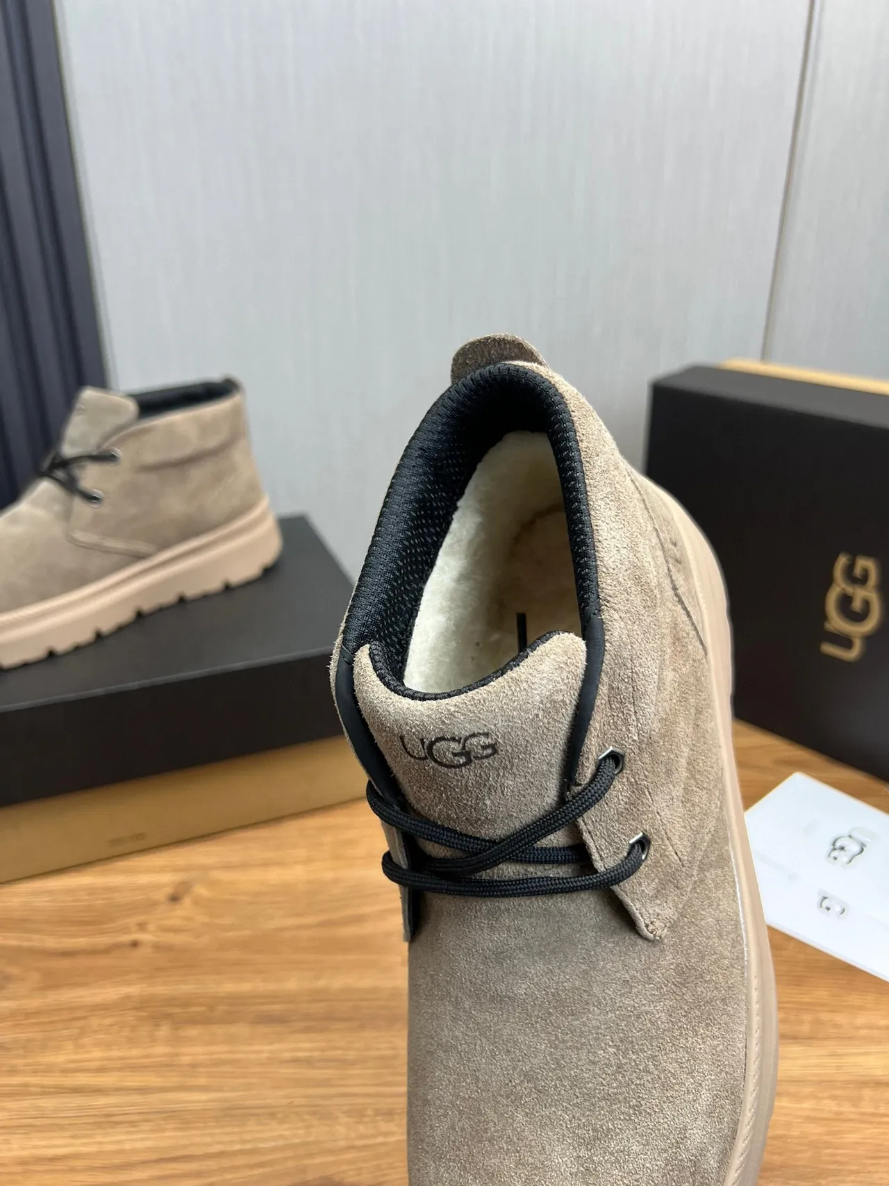 UGG বেইজ কালো সুয়েড উপর লেস-আপ চক্কা এনকেল বুট 5