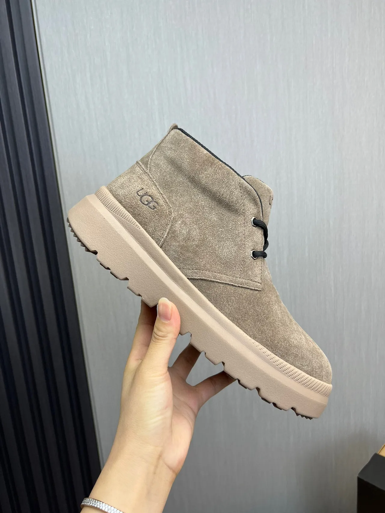 UGG বেইজ কালো সুয়েড উপর লেস-আপ চক্কা এনকেল বুট 6