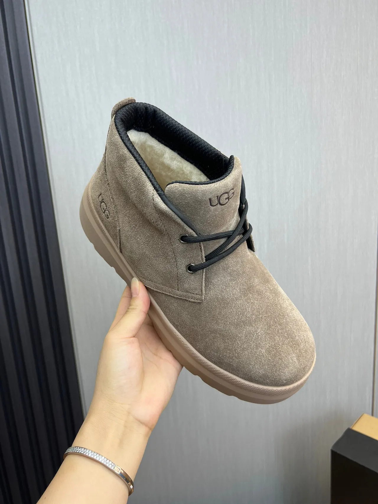 UGG বেইজ কালো সুয়েড উপর লেস-আপ চক্কা এনকেল বুট 7